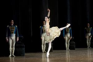 Hannah O'Neill dansant le grand pas de Paquita