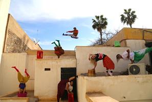 La jeune garde du Groupe Acrobatique de Tanger laisse libre cours à so