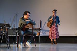 Une salle de classe, un soir de semaine. Nathan, élève de terminale, r