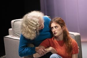 Catherine Hiegel et deux comédiens