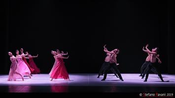 Titre phare du Ballet de Milan, La vie en rose fait partie des chorégr