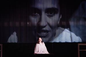 Une femme devant une projection d'elle-même