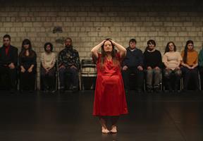 Une femme en rouge qui danse