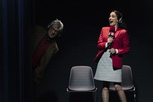 Entre discours déformé, rave party improvisée dans la salle des fêtes,