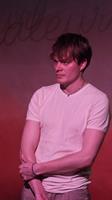 Un homme qui danse dans les néons