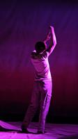 Un homme qui danse dans les néons