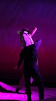 Un homme qui danse dans les néons